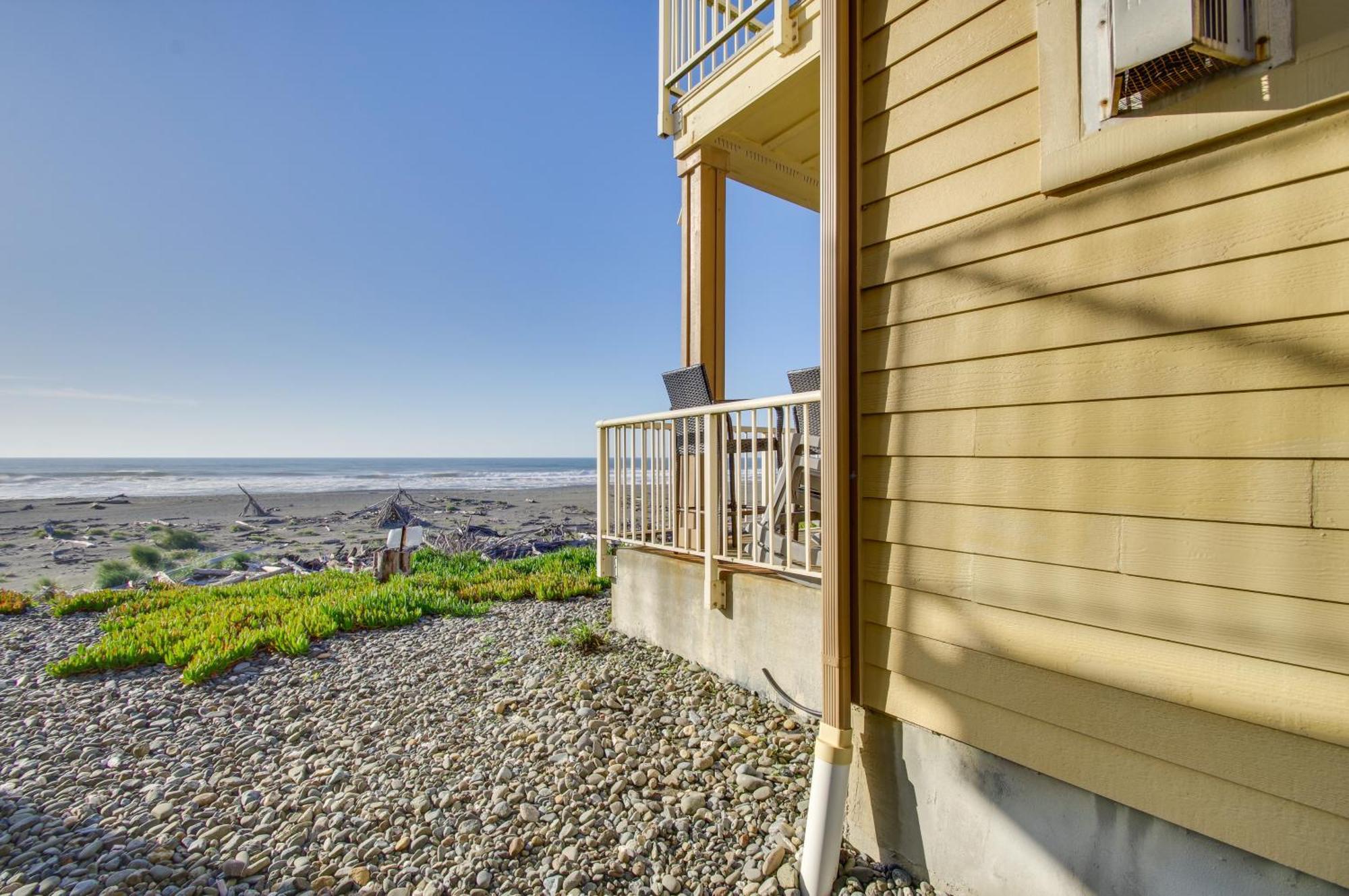 Quiet Waterfront Escape With Hot Tub And Beach Access! Gold Beach Dış mekan fotoğraf