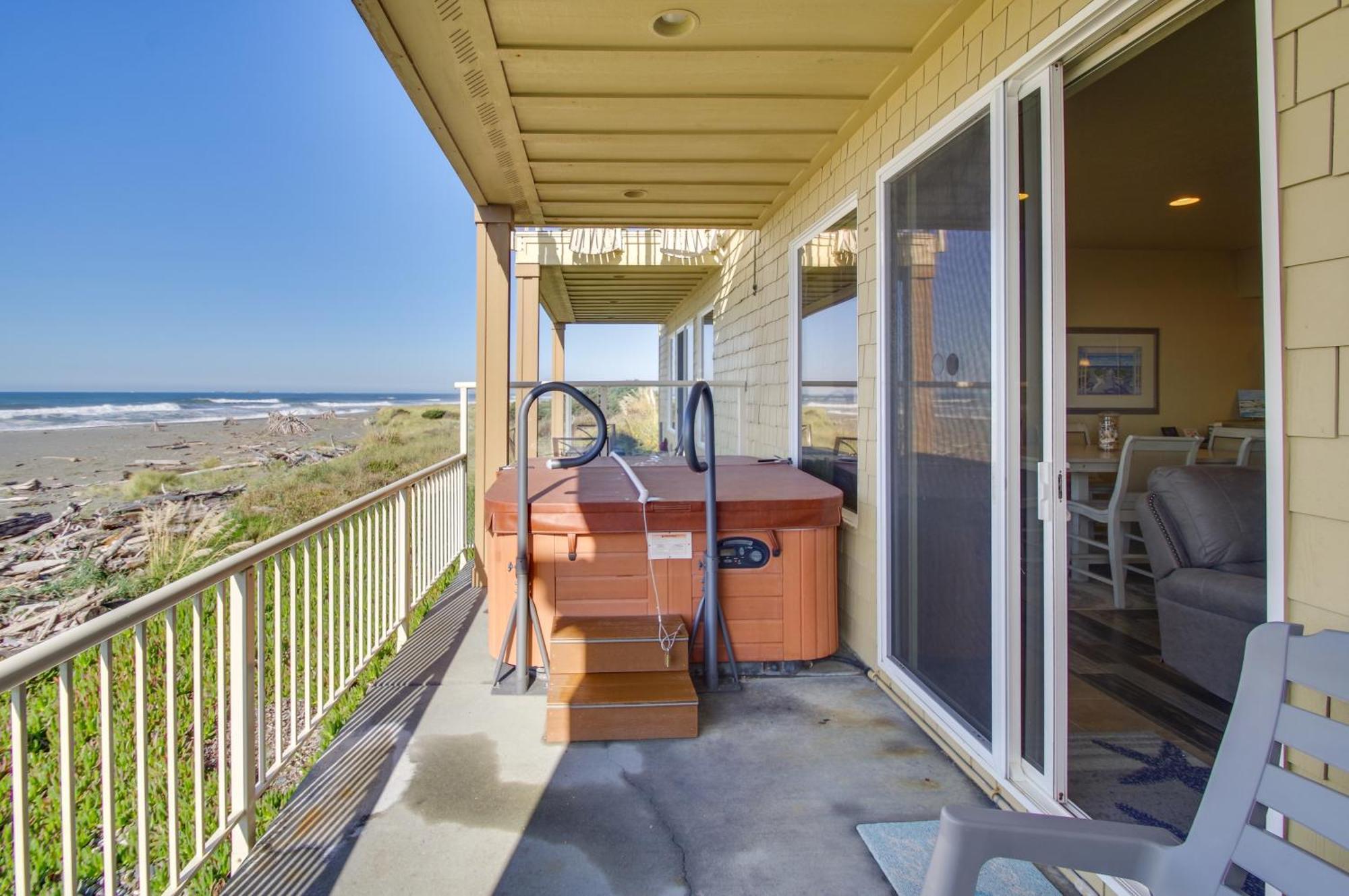 Quiet Waterfront Escape With Hot Tub And Beach Access! Gold Beach Dış mekan fotoğraf